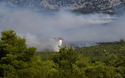 Continúa la emergencia por los incendios en Europa; 2 helicópteros chocan en el aire cerca de Atenas