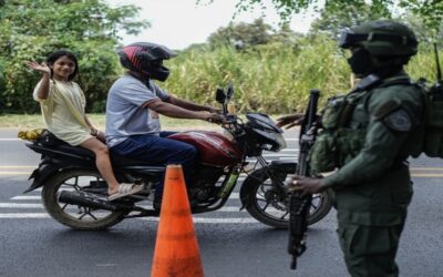 Seguridad reforzada y anuncio de protestas marcan antesala de jura presidencial en Colombia.