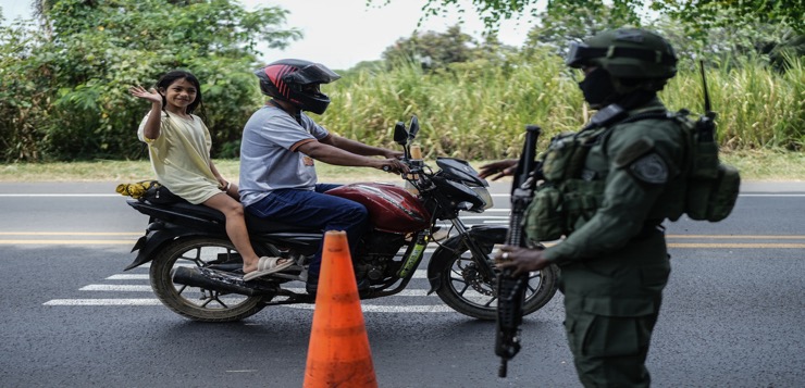 Seguridad reforzada y anuncio de protestas marcan antesala de jura presidencial en Colombia.