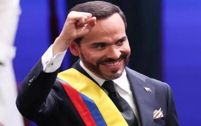 Abelardo de la Espriella asume la presidencia de Colombia.