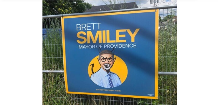 Smiley denuncia vandalismo con sus carteles de campaña.