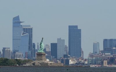 Vuelca barco en el puerto de Nueva York; mueren una mujer y una bebé