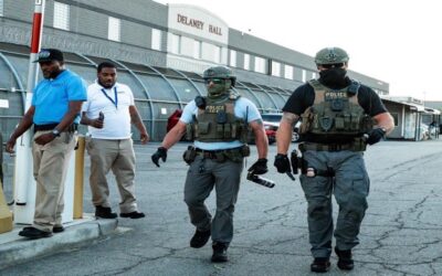 Agentes del ICE podrían ser equipados con guantes capaces de producir descargas eléctricas