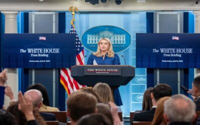 Trump anuncia la salida del cargo de su principal portavoz
