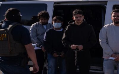 Corte frena desafío a la ley que Trump invocó para deportar inmigrantes