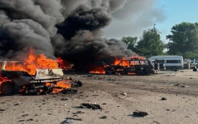 Ucrania lanza drones contra Moscú mientras misiles rusos matan a 10 en un pueblo ucraniano
