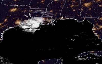 Alerta por huracán mantiene a millones en zozobra y una tormenta ‘mortal’ azota a Estados Unidos.