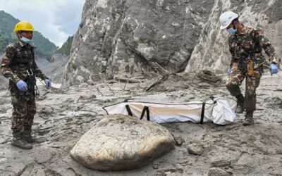Rescatistas buscan entre lodo y restos tras inundaciones en Nepal y China con más de 1.000 muertos