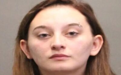 Madre arrestada por supuestamente agredir a su pequeño hijo.
