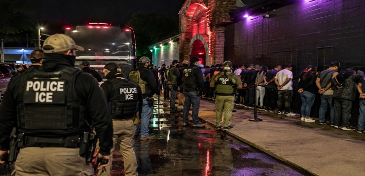 ICE arrestó a 121 inmigrantes durante una redada en un club nocturno latino