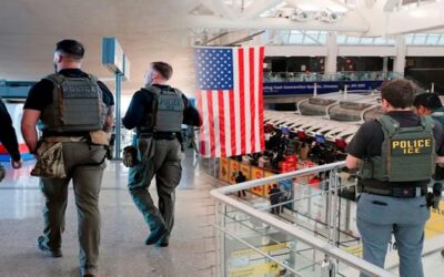 ICE alcanza números récord de detenciones en aeropuertos de EE.UU.: Estas las nuevas tácticas que está utilizando.