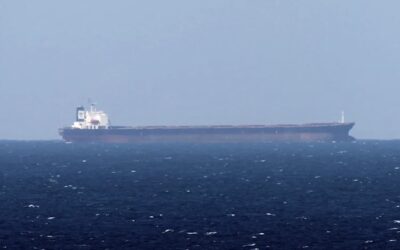 Irán responde a EE.UU. con ataques a portaviones y a embarcaciones en el estrecho de Ormuz.