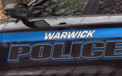 Agente policía Warwick herido luego de chocar patrulla con poste.