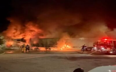 Trailer que transportaba productos congelados se incendia en la I-95 Norte.