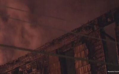 Fábrica abandonada en Central Falls se incendia.