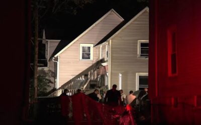 Bomberos rescatan 3 personas de vivienda en llamas