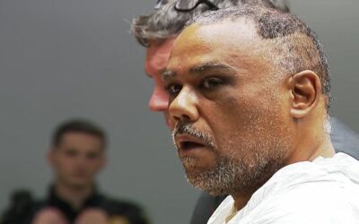 En caso previo, juez dictaminó que sospechoso de apuñalar a madre e hija “no era un peligro público “