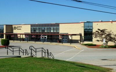 Aumenta presencia policial en Escuela Secundaria West Warwick luego de incidente en un baño