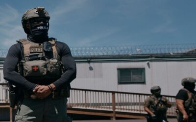 Inmigrantes acusan al ICE de retener sus documentos y hasta sus joyas tras salir de detención