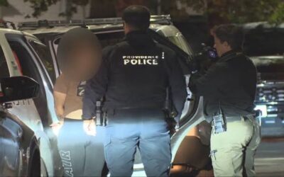 Mujer enfrenta cargos por presuntamente apuñalar a su compañero de piso.