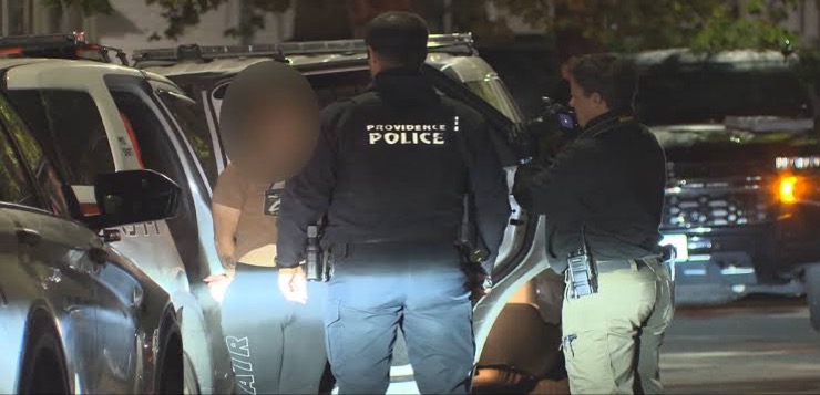 Mujer enfrenta cargos por presuntamente apuñalar a su compañero de piso.